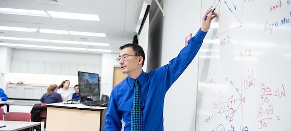 Tom Wu博士在白板上讲课