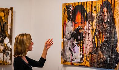 伊丽莎白·以西结(Elizabeth Ezekiel)指着画廊里的一幅拼贴画.